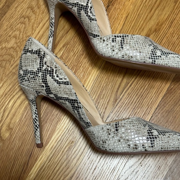 Size 9 Vince Camuto snakeskin 4” heels - Picture 3 of 13